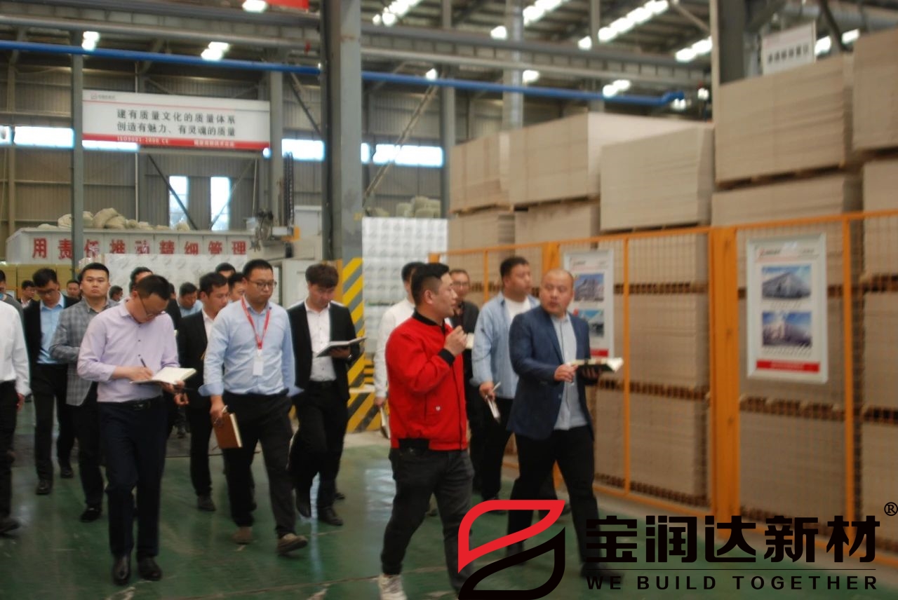 保溫裝飾一體板產(chǎn)線負(fù)責(zé)人為大家講解