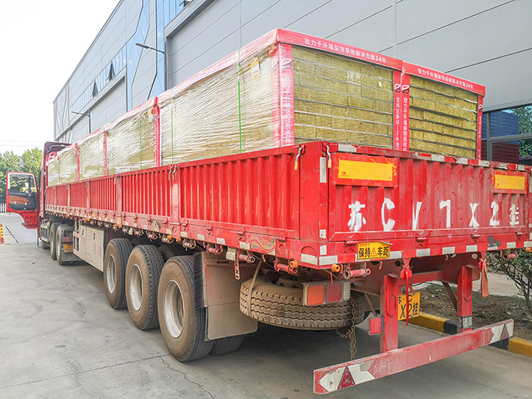 寶潤(rùn)達(dá)8公分巖棉外墻一體板裝車(chē)發(fā)往石家莊